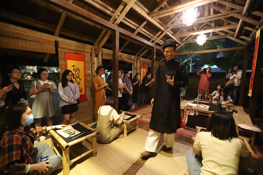 The place where the atmosphere of an old classroom with a feudal teacher and his hardworking students is recreated.